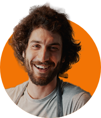 Profil eines Mannes mit orangenem Hintergrund