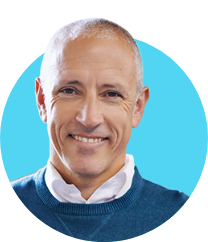 Profil eines Mannes mit blauem Hintergrund